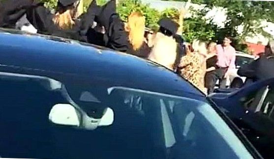 Красивой девушке (18 лет) пристроили два болта в обе ее дырочки, порно видео