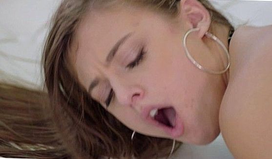 Три горячие девицы Malena Morgan, Alyssa Reece и Lily Carter решают заняться горячим лесбийским сексом, где ловкие и очень мокрые язычки и нежные пальчики рук приводят каждую телочку в дичайшее наслаждение, порно видео